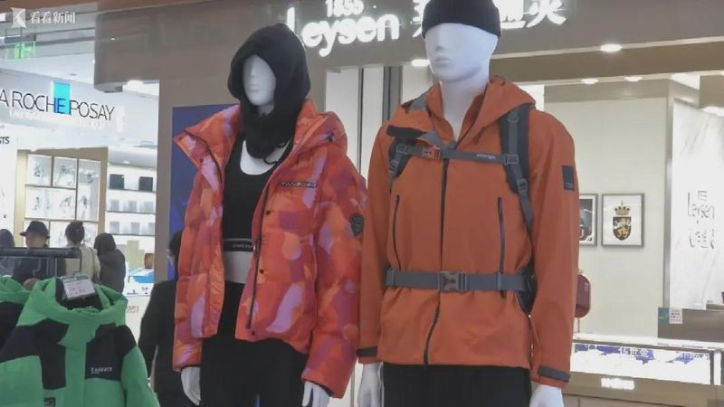  国际油价急升，合成纤维成本承压；冲锋衣市场面临调整压力，消费者需提前规划。 时尚用品