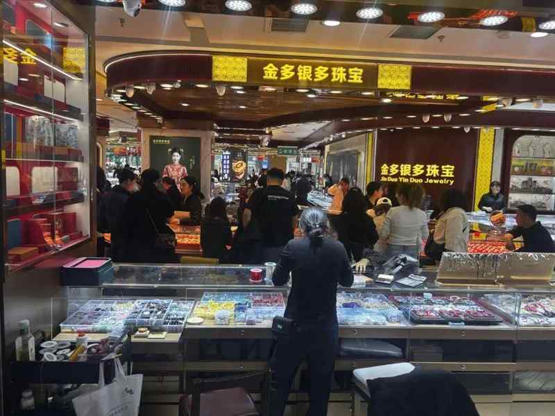  金价剧烈震荡引发市场关注；中原水贝商户应对策略各异；消费者借机调整购买计划。 股票财经