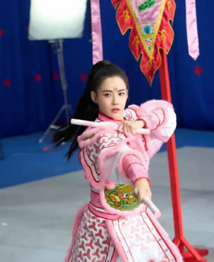  粉色战袍破圈记：张柏楨如何用视觉语言重塑英歌表达 娱乐新闻