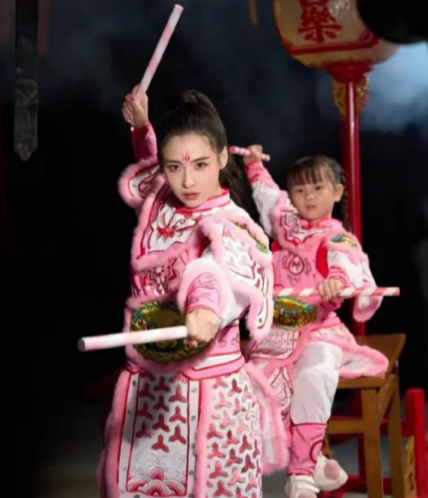  粉色战袍破圈记：张柏楨如何用视觉语言重塑英歌表达 娱乐新闻